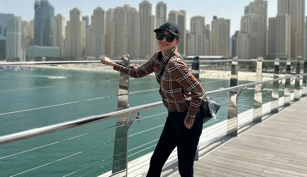 Penampilannya selama di Dubai juga tak lepas dari perhatian netizen. Bahkan, tak sedikit netizen yang dibuat salah fokus melihat kaki jenjangnya. (Liputan6.com/IG/@dagnesia)