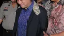Direktur PT Agung Sedayu Group, Richard Halim Kusuma (tengah) menunduk sambil tersenyum saat keluar gedung KPK Jakarta, Rabu (20/4/2016). Usai diperiksa KPK, Richard tidak menjawab satupun  pertanyaan para pewarta. (Liputan6.com/Helmi Fithriansyah)