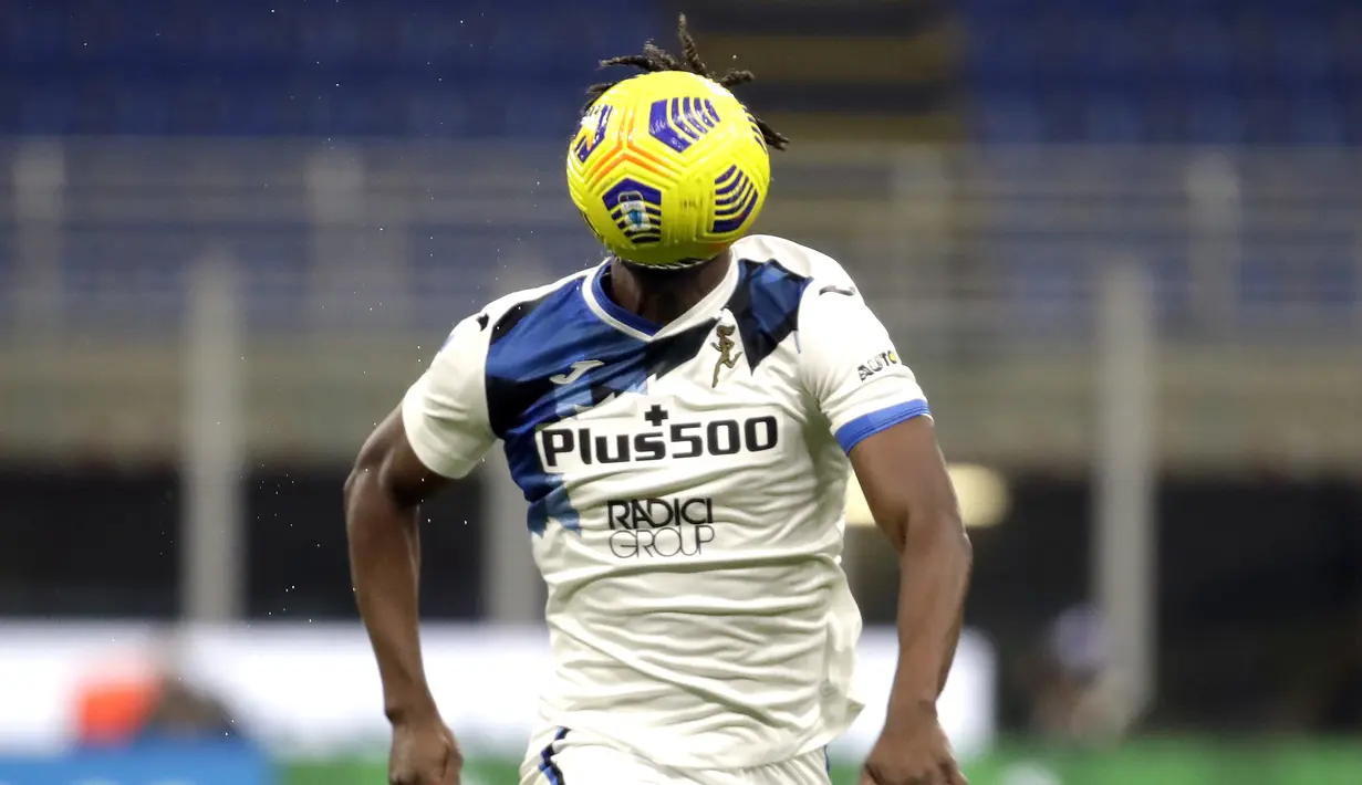 Striker Atalanta, Duvan Zapata, mengejar bola saat melawan Inter Milan pada laga Liga Italia di Stadion Giuseppe Meazza, Senin (8/3/2021). Inter Milan menang dengan skor 1-0. (AP/Luca Bruno)