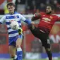 Gelandang Manchester United, Fred, berebut  bola dengan pemain Reading, John Swift, pada laga Piala FA di Stadion Old Trafford, Sabtu (5/1). Manchester United menang 2-0 atas Reading. (AP/Rui Vieira)