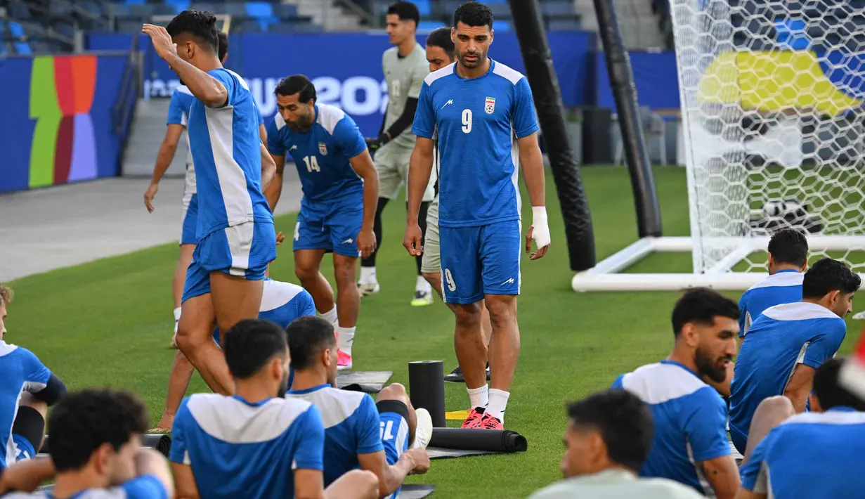 Para pemain Iran mengikuti sesi latihan di Carson Sports Park, California pada Minggu 14 Juni 2026, menjelang pertandingan Grup G Piala Dunia 2026 melawan Selandia Baru. (Patrick T. Fallon/AFP)