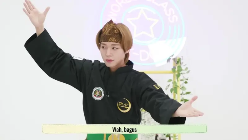 Park Jihoon belajar pencak silat. (Tangkapan layar YouTube/  KBS WORLD Indonesian)