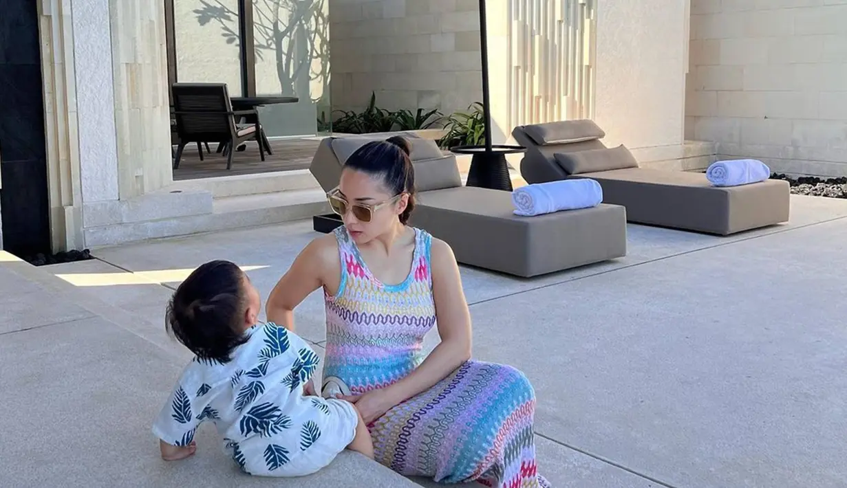 Hari-hari Nikita Willy, saat ini banyak disibukan dengan mengasuh buah hatinya. Di sela kesibukannya, aktris yang kini sudah genap berusia 29 tahun ini kerap membagikan potretnya bersama baby Izz. Semakin tampil keibuan, sosoknya pun kerap menuai banyak pujian. (Liputan6.com/IG/@nikitawillyofficial94)