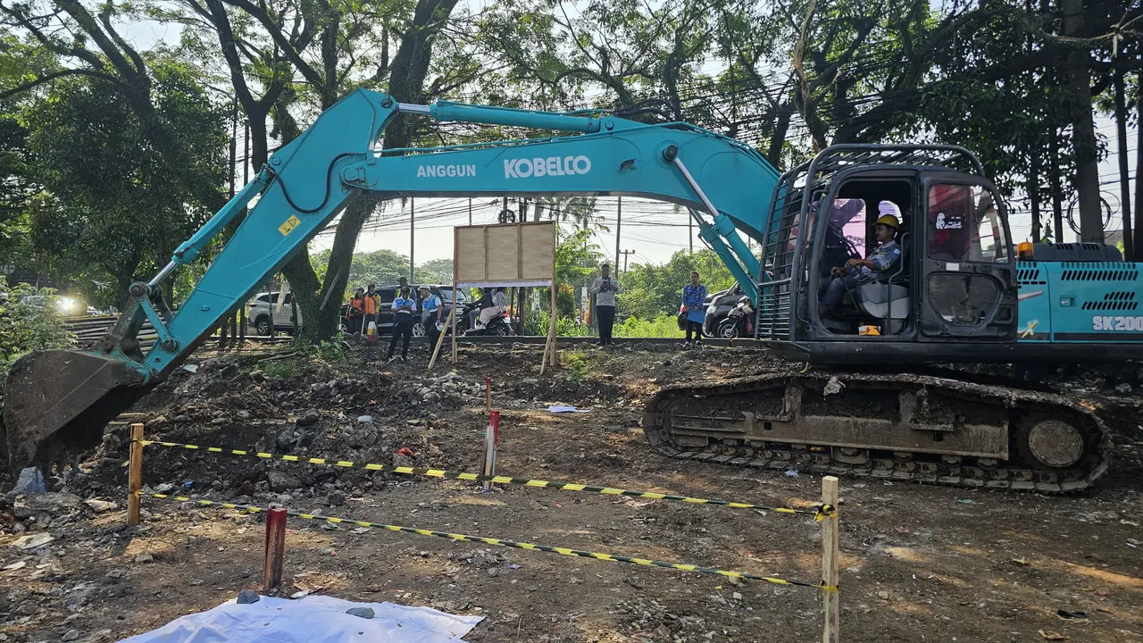 Proses pembangunan jalan di Sawangan. (Liputan6.com/Dicky Agung Prihanto)