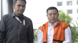 Saeful Bahri yang merupakan staf Sekjen PDIP Hasto Kristiyanto adalah penyuap Eks Komisioner KPU Wahyu Setiawan dikawal petugas berjalan akan menjalani pemeriksaan oleh penyidik di Gedung KPK, Jakarta, Senin (27/1/2020). (merdeka.com/Dwi Narwoko)