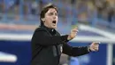 Pelatih AC Milan, Vicenzo Montella, memberikan instruksi kepada anak asuhnya saat melawan Craiova  pada laga kualifikasi Liga Europa di Stadion Municipal, Rumania, Kamis (27/7/2017). Craiova kalah 0-1 dari AC Milan. (AP/Alexandru Dobre)