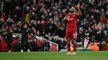 Penyerang Liverpool, Mohamed Salah, menyapa penggemar di Anfield usai laga antara Liverpool melawan Brighton and Hove Albion pada lanjutan Premier League 2025/2026, Sabtu (13/12/2025) malam WIB. (Paul ELLIS / AFP)