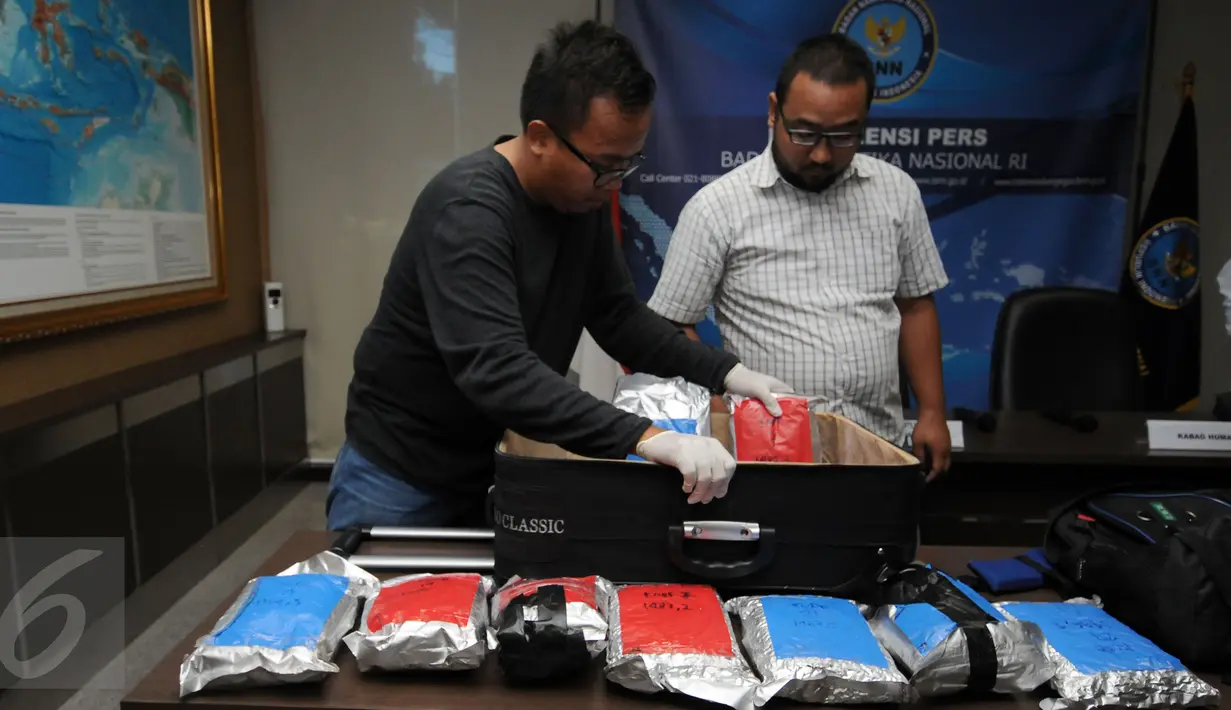Petugas BNN mengeluarkan barang bukti ribuan pil ekstasi saat rilis di Jakarta, Jumat (22/4/2016). BNN berhasil menyita 150.298 butir pil ekstasi dari seorang tersangka di kawasan Pulogebang, Jakarta Timur. (Liputan6.com/Helmi Fithriansyah)