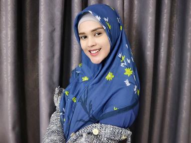 Pesinetron cantik yang sedang dekat dengan Roger Danuarta ini memilih gaya hijab sederhana. Dengan motif jilbab biru berbunga yang dibiarkan menjulur, tampilan Meyriska tetap menawan. (Liputan6.com/IG/cutratumeyriska)