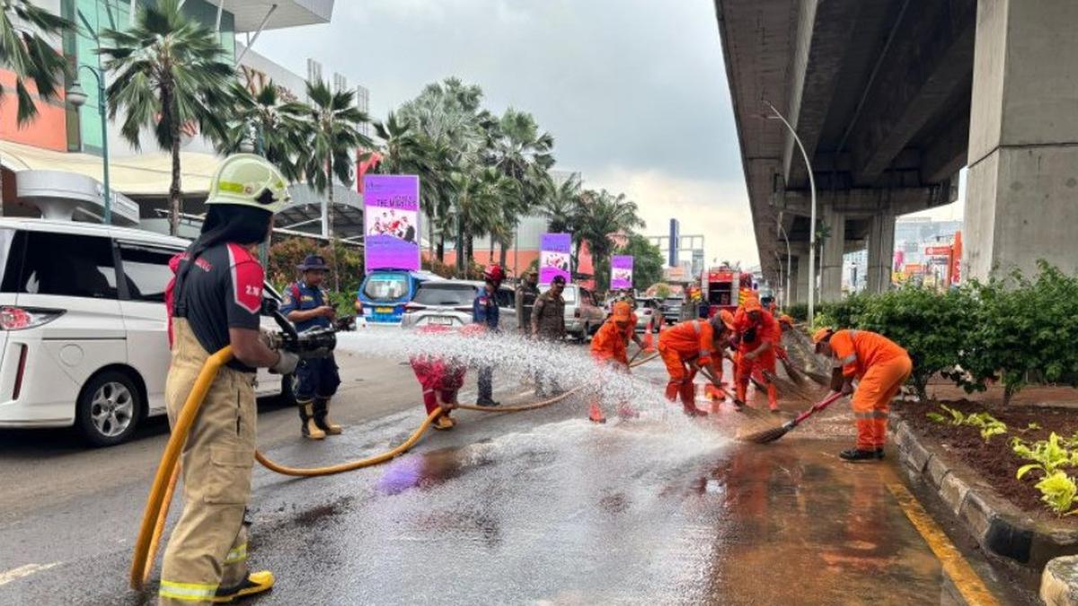 Petugas Gabungan Bersihkan Material Sisa Banjir di Kelapa Gading Jakut