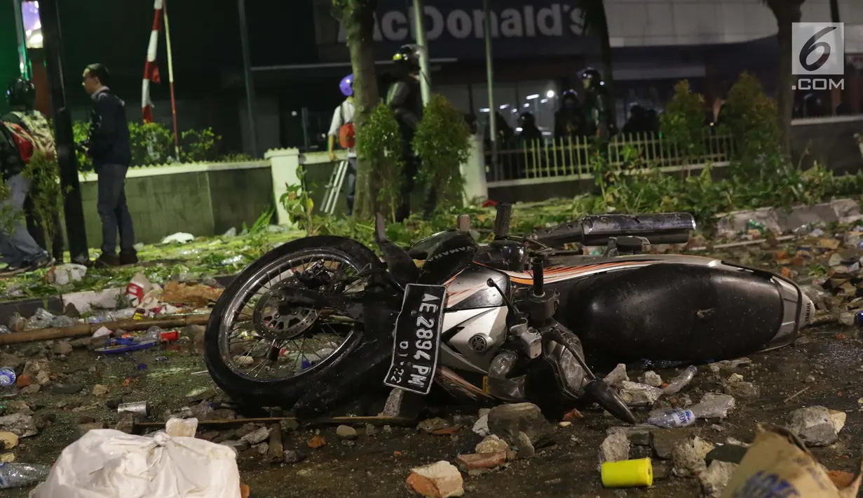 Sebuah motor tergeletak akibat kericuhan antara massa aksi dengan personil kepolisian yang berusaha menghalau massa yang berlaku anarkis di sekitar depan Gedung Bawaslu, Jalan MH Thamrin, Jakarta, Rabu (22/5/2019). Aksi unjuk rasa yang dimotori GNKR berakhir ricuh. (Liputan6.com/Helmi Fithriansyah)