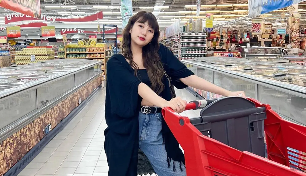 Tampil dengan outer berwarna gelap dan celana jeans, gaya Ghea Indrawari saat berbelanja di supermarket ini pun curi perhatian netizen. Tak hanya itu saja, makeup serta gaya rambut yang terurai pun tak lepas dari sorotan. (Liputan6.com/IG/@gheaindrawari)