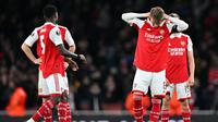 Ekspresi pemain Arsenal, Martin Odegaard (dua dari kanan), dan rekan-rekannya setelah adu penalti pada leg kedua 16 besar Liga Europa 2022/2023 kontra Sporting Lisbon, di Stadion Emirates, London, Jumat (17/3/2023) dini hari WIB.  (Glyn Kirk/AFP)
