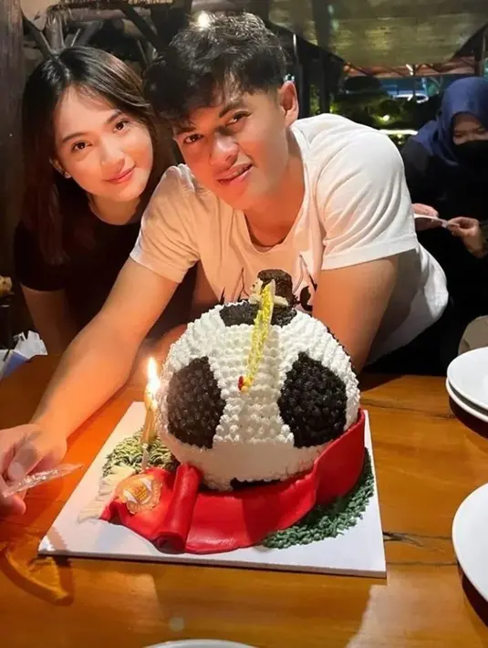 Momen Alfeandra merayakan ulang tahun menjadi momen istimewa Vivi Novika. Vivi memberikan kue ulang tahun bentuk bola. Wajah sumringah keduanya ini sukses menyita perhatian publik. Vivi dan Dewangga sudah bertunangan dan kini tengah mempersiapkan pernikahan. (Liputan6.com/IG/@viviinovika)