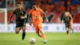 Kapten tim Borneo FC, Stefano Lilipaly (kanan) menguasai bola dibayangi pemain Madura United, Dodi Alekvan pada laga leg kedua semifinal Championship Series BRI Liga 1 2023/2024 di Stadion Batakan, Balikpapan, Kalimantan Timur, Minggu (19/5/2024). (Bola.com/Bagaskara Lazuardi)