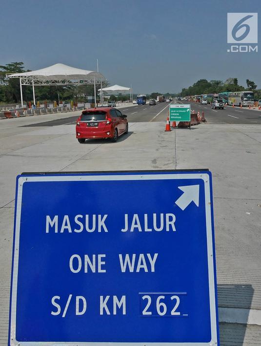 Kendaraan melintas di ruas tol yg diberlakukan one way setelah Gerbang Tol Cikampek Utama, Jawa Barat  (30/5/2019). Pengaturan arus lalulintas satu arah dimulai dari Km 70 Tol Jakarta-Cikampek usai gerbang tol utama Cikampek, hingga KM 262 di ruas Tol Pejagan-Pemalang. (Liputan6.com/Herman Zakharia)
