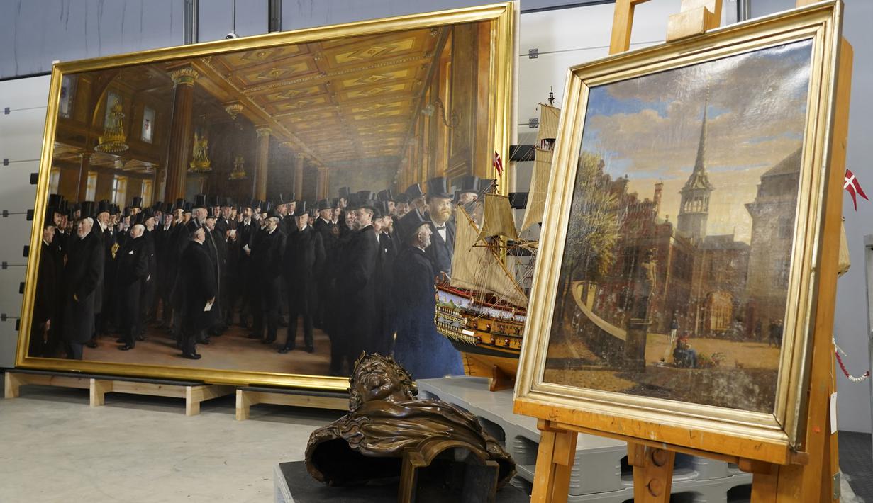 Karya seni yang diselamatkan dari Boersen saat kebakaran dipajang di gudang Museum Nasional di Vinge, Denmark, pada Selasa (4/6/2024). (AP Photo/James Brooks)