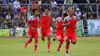 Pemain Martapura FC saat menahan 1-1 tuan rumah Persatu di Stadion Lokajaya, Tuban, Minggu (7/5/2017). (Bola.com/Robby Firly)