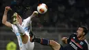 Gelandang Lyon Steed Malbranque (kanan) duel keras dengan pemain Rijeka Leon Benko pada pertandingan Liga Eropa Grup I pertandingan sepak bola antara Olympique Lyonnais vs Rijeka di Stadion Gerland, Lyon  (24/10/13). (AFP/Philippe Desmazes)