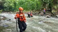 Tim SAR gabungan mencari jasad santri asal Bogor yang hanyut di Sungai Cisindangbarang. Jasadnya akhirnya ditemukan di Sungai Cisadane, Serpong, Tangerang. (Achmad Sudarno/Liputan6.com)