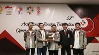 Ekawahyu Kasih (kedua dari kanan) bersama tim bridge junior (istimewa)