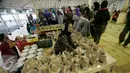 Sejumlah warga mengantri untuk mendapatkan nasi bungkus jelang buka puasa di Masjid Kauman,Yogyakarta, Senin (6/6).Takjil buka puasa di Masjid Kauman menjadi tradisi selama Ramadan setiap tahun. (Liputan6.com/Boy Harjanto)