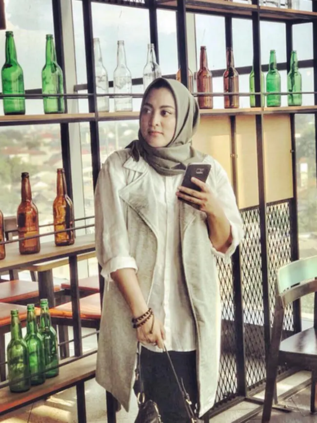 Beberapa waktu belakangan ini, Jane nampaknya sudah mantap memutuskan untuk berhijab. Terlihat dari foto-foto yang diunggah di akun Instagramnya, Jane selalu memakai hijabnya di berbagai aktifitas. (Instagram/jshaz26)