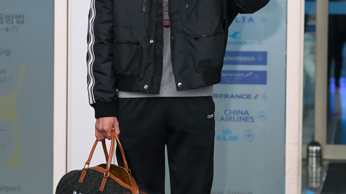 6 Gaya Musim Dingin Park Bogum, Kenakan Varsity Jacket hingga Hoodie yang Begitu Manly