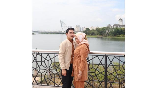 5 Potret Elly Sugigi Syuting Video Klip di Malaysia Bareng Aditya Gumelar, Mesra Abis