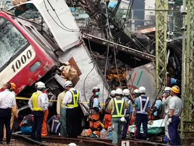 Kereta tergelincir setelah menabrak truk di Yokohama, Prefektur Kanagawa, Jepang, Kamis (5/9/2019). Sebanyak 35 orang mengalami luka-luka, sementara satu orang dalam kondisi kritis. (AP Photo/Eugene Hoshiko)