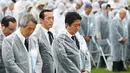 Para warga melakukan aksi mengheningkan cipta pada pukul 8.15 waktu setempat atau tepat ketika bom atom tersebut meluluhlantakkan Hiroshima. (REUTERS/Kyodo)