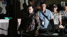 Terdakwa dugaan korupsi proyek E-KTP Setya Novanto masuk persidangan di Pengadilan Tipikor, Jakarta, Rabu (20/12). Sidang beragendakan pembacaan eksepsi dakwaan oleh kuasa hukum Setya Novanto. (Liputan6.com/Helmi Fithriansyah)