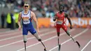 Pelari Inggris, Richard Whitehead (kiri) memenangi lari 200m T42 putra paralympic games di Stadion Queen Elizabeth Olympic Park di Stratford, Inggris, (26/7/2015). (AFP PHOTO/Glyn Kirk)