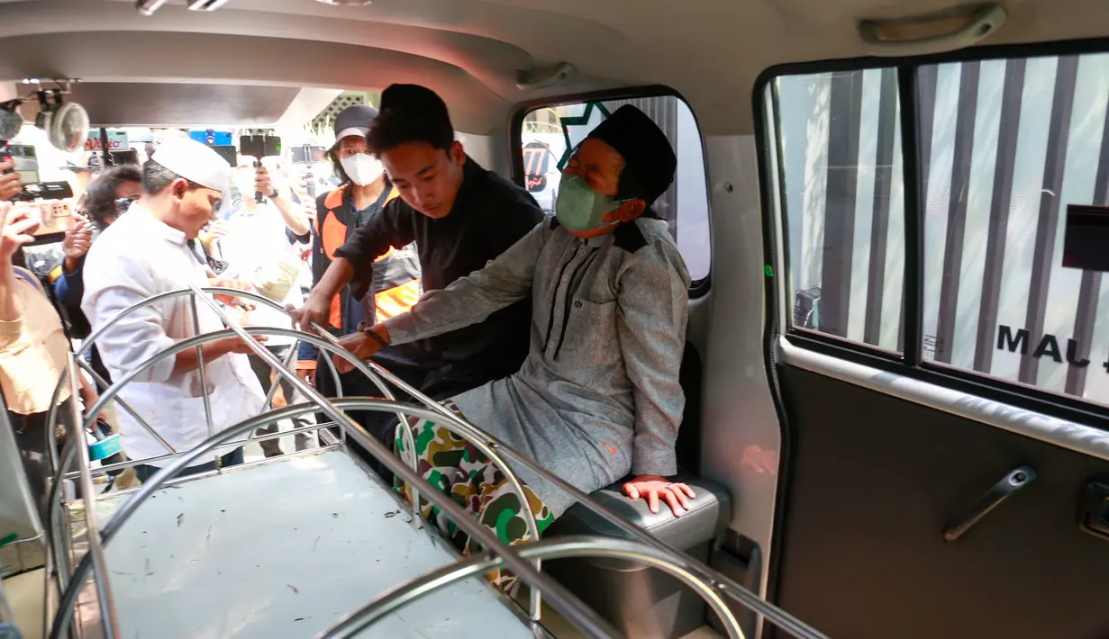 Didalam ambulans Adul tampak masih begitu sedih. Air mata kerap membasahi pipinya. Tangan kanannya memegang keranda jenazah yang baru saja digunakan untuk membawa jenazah sang ibunda. [Foto: Muhammad Akrom Sukarya/© KapanLagi.com]