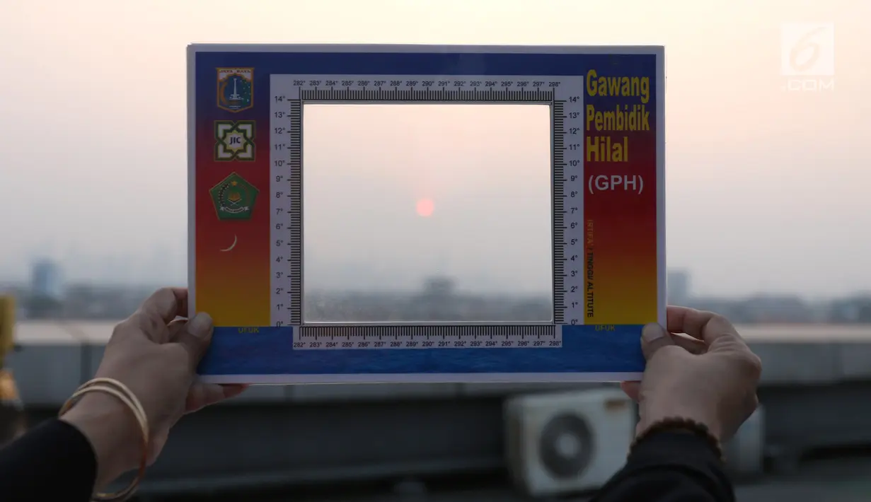 Petugas melakukan pemantauan dengan Gawang Pembidik Hilal (GPH) di atap gedung Kanwil Kementrian Agama, Jakarta Timur, Jumat (26/5). (Liputan6.com/Angga Yuniar)
