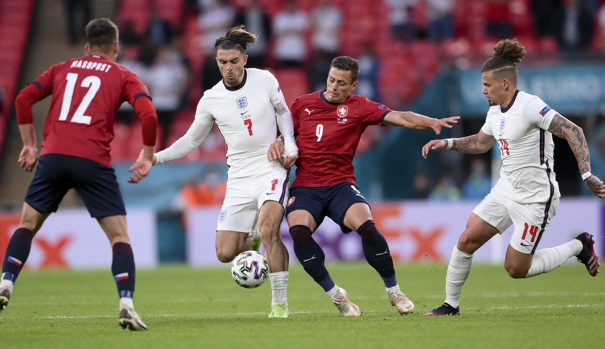 Memasuki menit-menit akhir, Timnas Inggris mendapat tekanan dari Republik Ceska. Tetapi sampai laga berakhir, tidak ada gol tambahan yang tercipta. Inggris akhirnya mengunci kemenangan dengan skor 1-0. (Foto: AP/Pool/Laurence Griffiths)