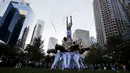 Penari Balet asal boston melakukan aksi dalam Third Symphony of Gustav Mahler karya John Neumeier untuk mempromosikan musim baru di Greenway, Boston, Massachusetts (7/10/2015).  (REUTERS/Brian Snyder)