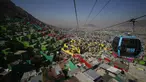 Pejabat dan jurnalis naik kereta gantung antara Stasiun Campos Revolucion dan Tlalpexco selama peresmian sistem angkutan umum udara baru yang disebut Cablebus di lingkungan Cuautepec, utara Mexico City, Meksiko, Kamis (4/3/2021). (AP Photo/Rebecca Blackwell)