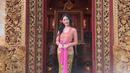 Cantiknya Natasha Wilona semakin bertambah kala mengenakan busana khas Bali. Rambutnya yang tergerai pun menambah sisi femininnya. (Instagram/natashawilona12)
