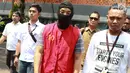 Tersangka Ramyadjie Priambodo dikawal polisi saat akan dilimpahkan ke kejaksaan di Polda Metro Jaya, Jakarta, Kamis (25/4). Pelimpahan tahap dua dilakukan usai kejaksaan menetapkan berkas perkara Ramyadjie lengkap (P-21) secara materiil dan formil pada 18 April 2019. (Liputan6.com/Immanuel Antonius)