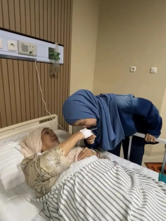 Chacha Frederica bersama ibundanya.