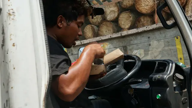 Pemprov Jateng Bantu Ratusan Sopir Truk Terjebak Banjir Pantura, Siapkan Dapur Umum