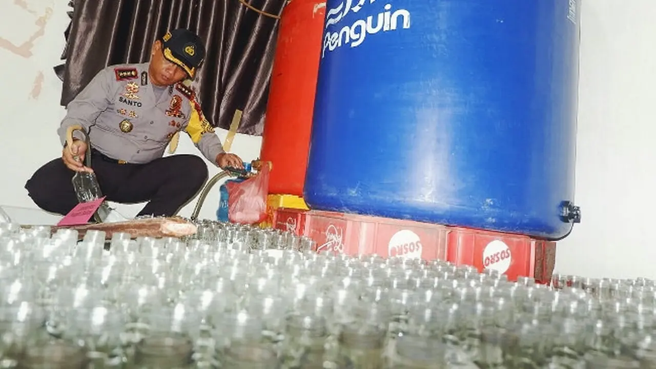 Kapolresta Pekanbaru memperlihatkan ribuan botol miras oplosan