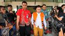 Komisi Pemberantasan Korupsi (KPK) kembali memeriksa tersangka anggota DPRD Muba, Adam Munandar di Gedung KPK, Jakarta, Jumat (24/7/2015). Adam diperiksa terkait pembahasan APBD-P Pemerintah Daerah Muba tahun anggaran 2015. (Liputan6.com/Yoppy Renato)