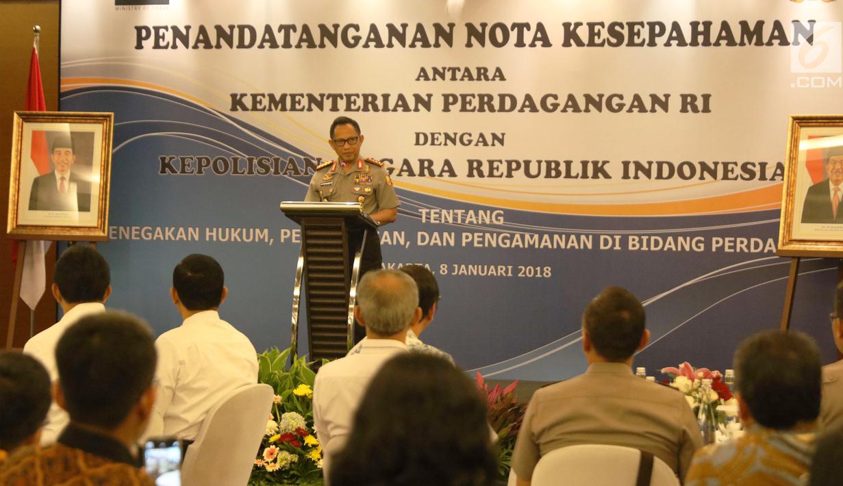 Kapolri Tito Karnavian memberi sambutan saat penandatanganan kerja sama antara Kemendag dengan Polri di Jakarta, Senin (8/1). MoU ini merupakan perpanjangan dari perjanjian sebelumnya yang ditandatangani pada 4 Januari 2013. (Liputan6.com/Angga Yuniar)