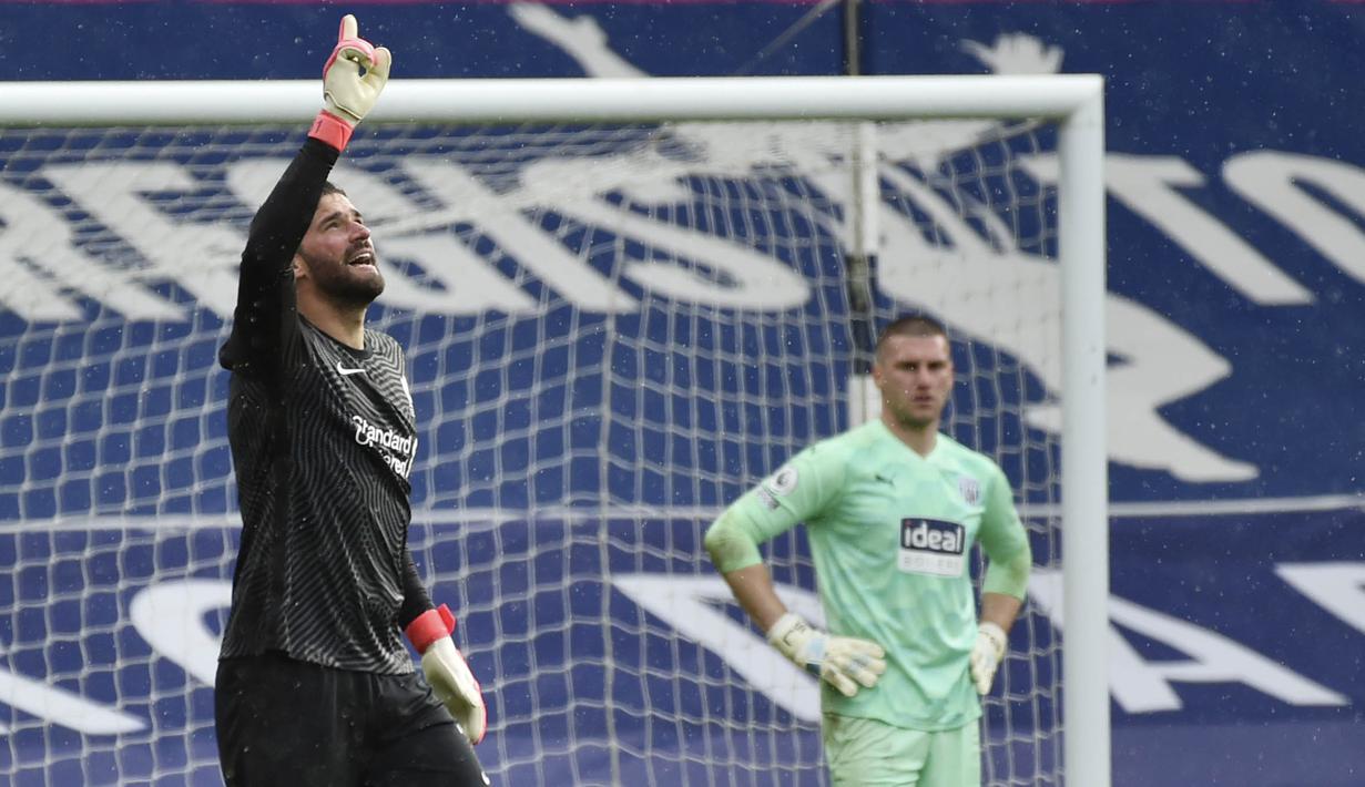 Kiper Liverpool, Alisson Becker, melakukan selebrasi usai mencetak gol ke gawang West Bromwich Albion pada laga Liga Inggris di Stadion the Hawthorns, Minggu (16/5/2021). Liverpool menang dengan skor 2-1. (AP Photo/Rui Vieira, Pool)