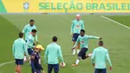 Penyerang Brasil, Vinicius Junior (kanan) bersama rekan setimnya menghadiri sesi latihan menjelang pertandingan sepak bola FIFA Matchday melawan Spanyol di tempat latihan Ciudad Real Madrid di Valdebebas pinggiran kota Madrid, pada tanggal 25 Maret 2024. (Pierre-Philippe MARCOU/AFP)