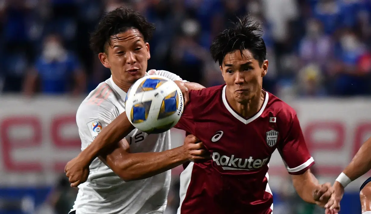 Pemain Vissel Kobe, Yoshinori Muto (kanan) berebut bola dengan pemain Yokohama F. Marino, Hirotsugu Nakabayashi  pada babak 16 besar Liga Champions Asia di Saitama, 18 Agustus 2022. (AFP/Kazuhiro Nogi)
