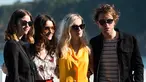 Aktor Robert Pattinson berpose dengan Mia Goth, Juliette Binoche dan Agata Buzek saat pemotretan mempromosikan film "High life" selama Festival Film San Sebastian ke-66, di kota Basque Spanyol utara San Sebastian (27/9). (AFP Photo/Ander Gillenea)