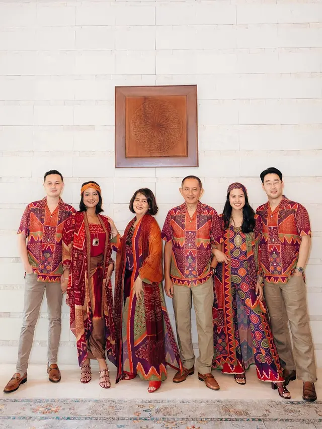 6 Potret Gaya Baju Lebaran Keluarga Maudy Ayunda dari 2023-2025, Selalu Dinanti